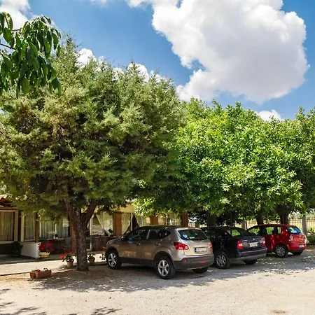 Plotini Hotel Loutros